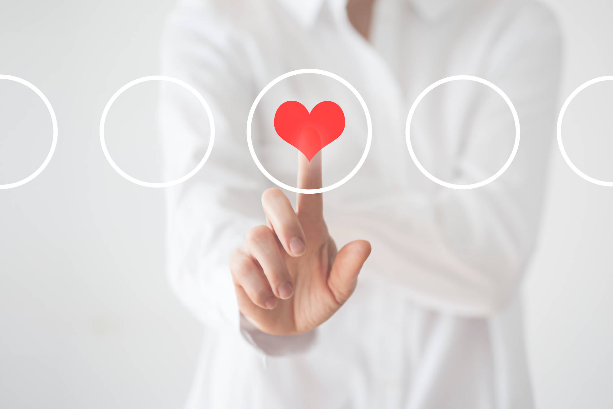 Coeur rouge dans un cercle pointé d'un doigt