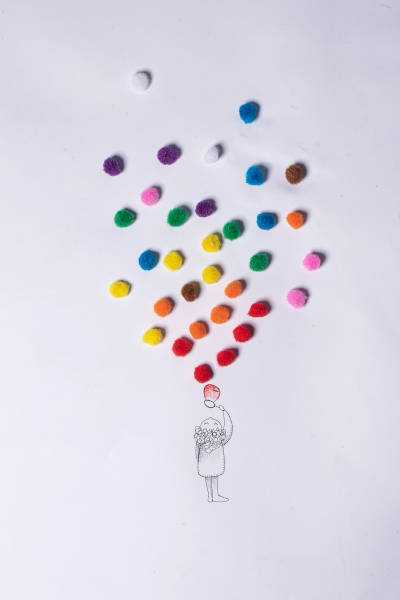 Enfant faisant des bulles de couleurs