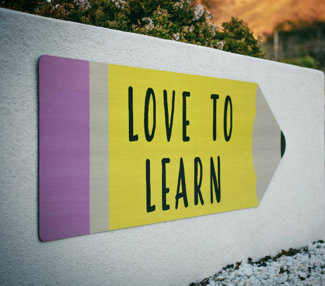 Flèche crayon avec Love to learn dessus
